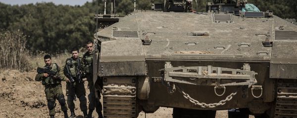 Israeli soldiers stand by a tank near the Israel Gaza border Israeli soldiers stand by a tank near the Israel Gaza border - Sputnik International