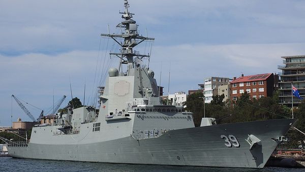 HMAS Hobart docked at HMAS Kuttabul - Sputnik International