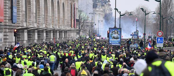 Yellow vest protestors march past Le Musee D'Orsay in Paris on January 5, 2019, during a rally by yellow vest Gilets Jaunes anti-government protestors. - Sputnik International