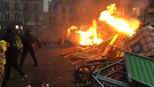 Yellow Vests protestors erect barricades, set streets on fire - Sputnik International