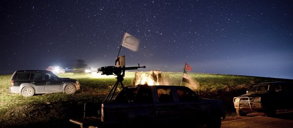 Free Syrian Army soldiers wait stationed near the northern Syrian city of Manbij, December 28, 2018 - Sputnik International