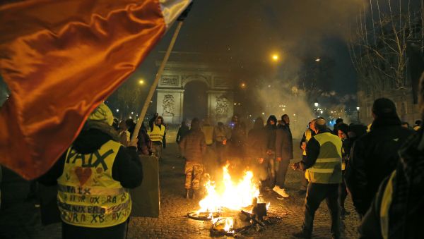Demonstrators wearing yellow vests stands next to a burning bicycle at the Champs Elysees avenue during a protest in Paris, Saturday, Jan. 5, 2019. Demonstrators wearing yellow vests stands next to a burning bicycle at the Champs Elysees avenue during a protest in Paris, Saturday, Jan. 5, 2019. - Sputnik International