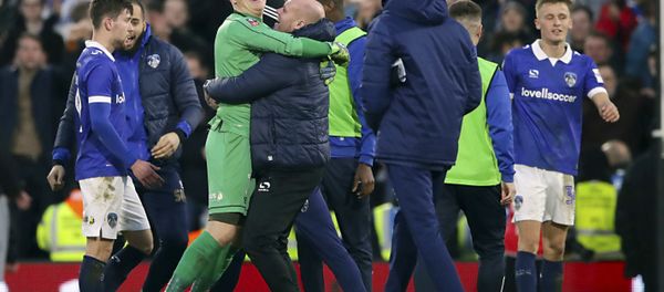 Oldham's caretaker manager Pete Wild embraces the players after victory over Fulham on January 6, 2018 - Sputnik International