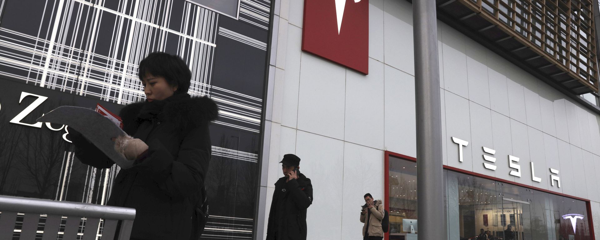 Residents walk past a Tesla store in Beijing Residents walk past a Tesla store in Beijing - Sputnik International, 1920, 05.02.2021