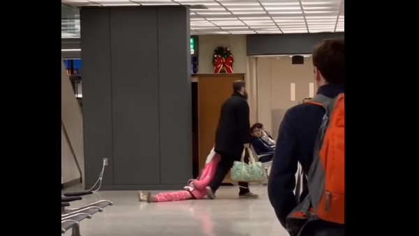 Making Flights, Not Fights: Fed Up Father Drags Daughter Through Airport - Sputnik International