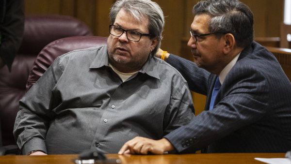 Jason Dalton (left) talks with his defence attorney Eusebio Solis during the court hearing on January 7, 2019 - Sputnik International