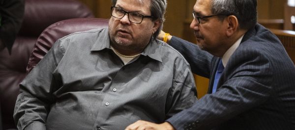 Jason Dalton (left) talks with his defence attorney Eusebio Solis during the court hearing on January 7, 2019 - Sputnik International