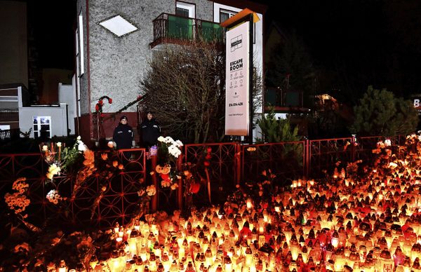 Lights, flowers and toys are left outside the escape room entertainment site where five teenage girls died in a fire last week, in Koszalin, northern Poland, on Sunday, Jan. 6, 2019. Sunday was designated a day of mourning and prayers in Koszalin for the girls and their families. Lights, flowers and toys are left outside the escape room entertainment site where five teenage girls died in a fire last week, in Koszalin, northern Poland, on Sunday, Jan. 6, 2019. Sunday was designated a day of mourning and prayers in Koszalin for the girls and their families. - Sputnik International