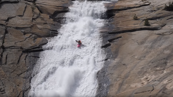 Professional Kayaker Conquers 100-Foot Natural Waterslide - Sputnik International