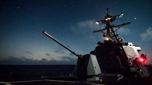 USS Dewey and the Mk 45 deck gun - Sputnik International