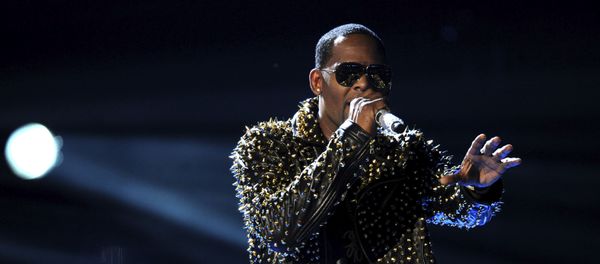 FILE - In this June 30, 2013, file photo, R. Kelly performs onstage at the BET Awards at the Nokia Theatre in Los Angeles. R. Kelly says the media are attempting to distort and destroy his legacy by reporting allegations that he sexually mistreats women. The R&B artist says in a statement Friday, May 4, 2018 that he's heartbroken by the accusations. FILE - In this June 30, 2013, file photo, R. Kelly performs onstage at the BET Awards at the Nokia Theatre in Los Angeles. R. Kelly says the media are attempting to distort and destroy his legacy by reporting allegations that he sexually mistreats women. The R&B artist says in a statement Friday, May 4, 2018 that he's heartbroken by the accusations. - Sputnik International