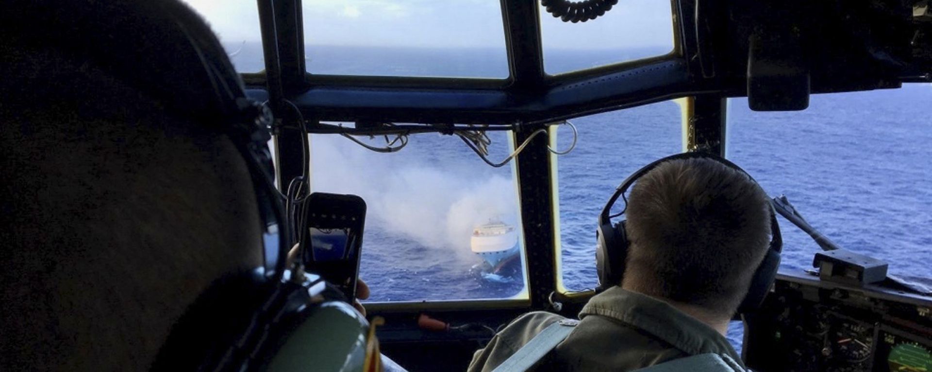 FILE - In this Dec. 31, 2018 file photo provided by the U.S. Coast Guard, a Coast Guard HC-130 Hercules aircrew flies over the 650-foot Sincerity Ace on fire 1,800 nautical miles northwest of Oahu in the Pacific Ocean - Sputnik International, 1920, 20.06.2023