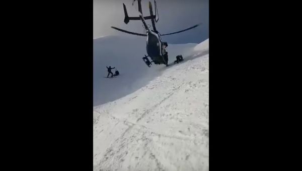 Skillful Helicopter Pilot Dramatic Rescue in the Alps - Sputnik International