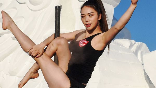 A Dancer in Front of a Dragon Snow Sculpture During a Pole Dancing Competition in China - Sputnik International