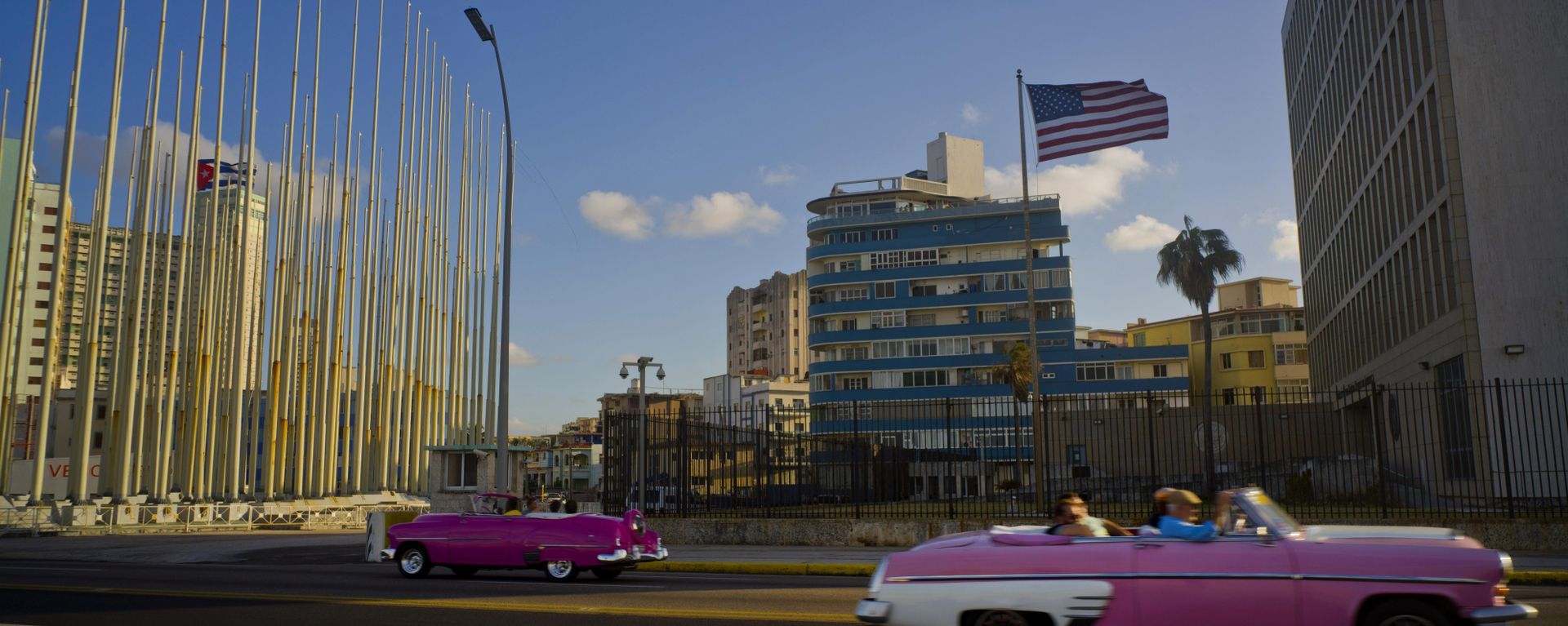 Jan. 12, 2017 file photo, tourists ride in classic American convertible cars past the United States embassy, right, in Havana, Cuba Jan. 12, 2017 file photo, tourists ride in classic American convertible cars past the United States embassy, right, in Havana, Cuba - Sputnik International, 1920, 24.07.2019