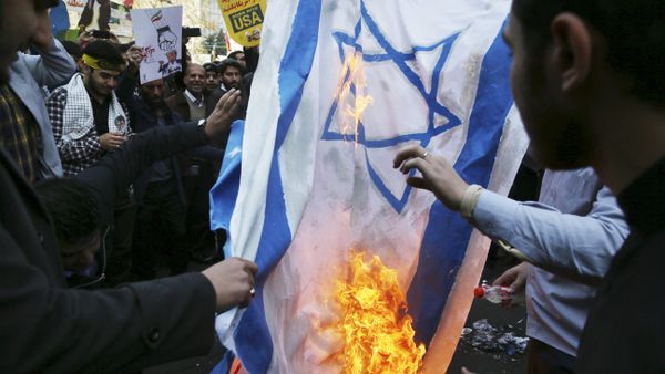 Demonstrators burn representations of Israeli and the U.S. flags during a rally in front of the former U.S. Embassy in Tehran, Iran, on Sunday, Nov. 4, 2018 - Sputnik International