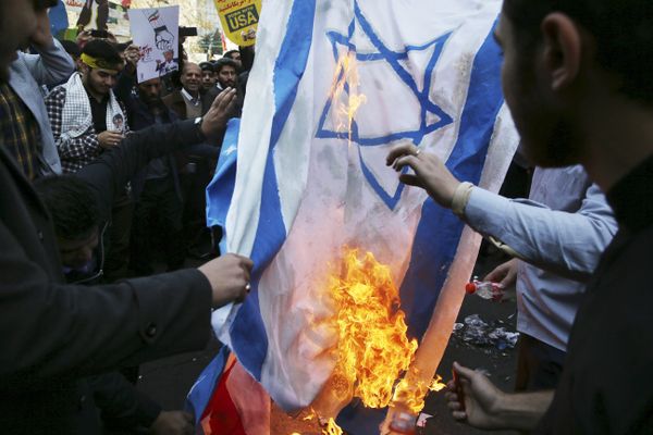 Businessman Explains How to Earn a Living in Iran From Burning US, UK & Israeli Flags Businessman Explains How to Earn a Living in Iran From Burning US, UK & Israeli Flags - Sputnik International