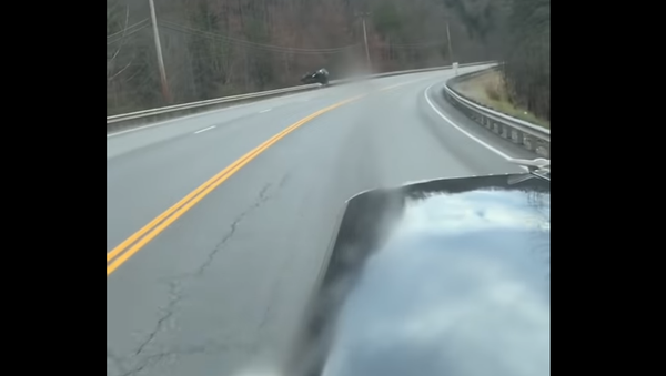 Suspected Drunk Driver Barrels Through US Highway Guard Rail, Survives - Sputnik International