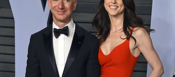 In this March 4, 2018 file photo, Jeff Bezos and wife MacKenzie Bezos arrive at the Vanity Fair Oscar Party in Beverly Hills, Calif. In this March 4, 2018 file photo, Jeff Bezos and wife MacKenzie Bezos arrive at the Vanity Fair Oscar Party in Beverly Hills, Calif. - Sputnik International
