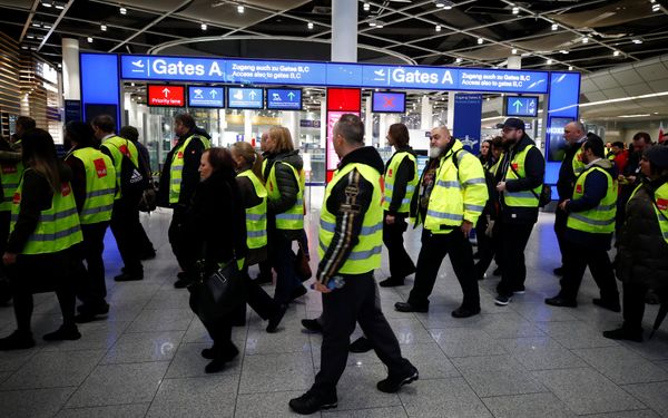Members of Germany's union Verdi wear yellow vests as they march in front of Gate A of Duesseldorf Airport during a strike by Verdi, which called on security staff at Duesseldorf, Cologne and Stuttgart airports to put pressure on management in wage talks, in Duesseldorf, Germany January 10, 2019 Members of Germany's union Verdi wear yellow vests as they march in front of Gate A of Duesseldorf Airport during a strike by Verdi, which called on security staff at Duesseldorf, Cologne and Stuttgart airports to put pressure on management in wage talks, in Duesseldorf, Germany January 10, 2019 - Sputnik International