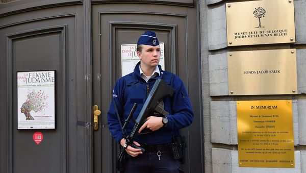 An armed Belgian police officer stands guard outside the Jewish Museum in Brussels after the 2014 attack - Sputnik International