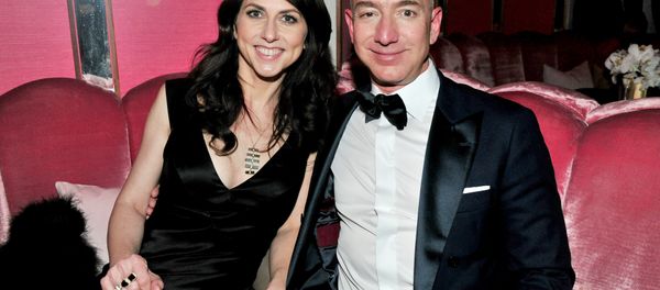 (FILES) In this file photo taken on February 26, 2017 (L-R) CEO of Amazon Jeff Bezos and his wife writer MacKenzie Bezos attend the Amazon Studios Oscar Celebration at Delilah in West Hollywood, California - Sputnik International