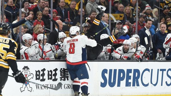 Alex Ovechkin launches Chara into Capitals bench with huge hit - Sputnik International