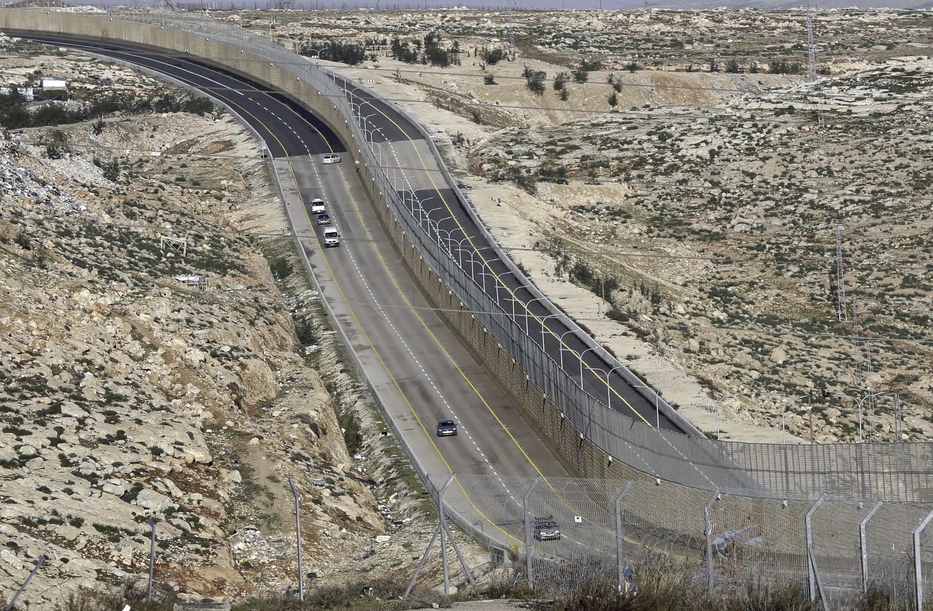 A newly opened segregated West Bank highway, right side of the wall, is seen near Jerusalem Thursday, Jen. 10, 2019. A newly opened segregated West Bank highway, right side of the wall, is seen near Jerusalem Thursday, Jen. 10, 2019. - Sputnik International, 1920, 27.10.2021