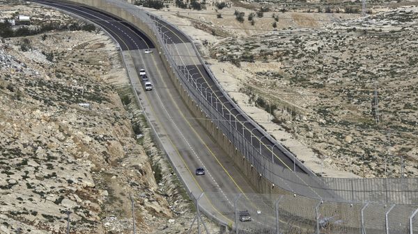 A newly opened segregated West Bank highway, right side of the wall, is seen near Jerusalem Thursday, Jen. 10, 2019. - Sputnik International