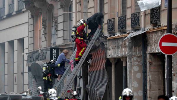 Firemen work at the site of an explosion in a bakery shop in the 9th District in Paris Firemen work at the site of an explosion in a bakery shop in the 9th District in Paris - Sputnik International
