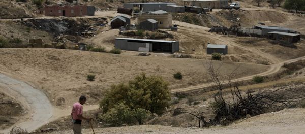 In this May 12, 2015 file photo, a Bedouin man walks through the village of Umm Al-Hiran in the Israeli Negev desert - Sputnik International