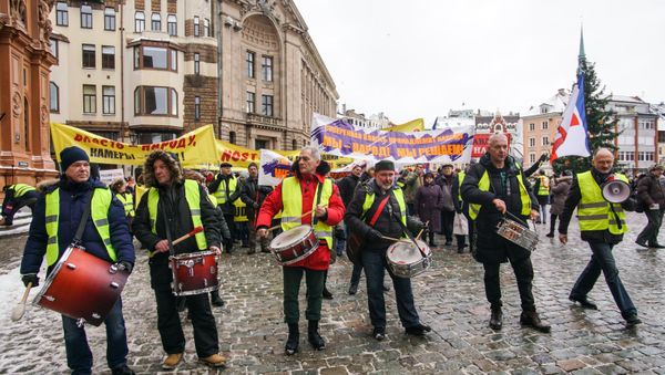 Almost 200 people joined a protest against social disparities in Latvia - Sputnik International
