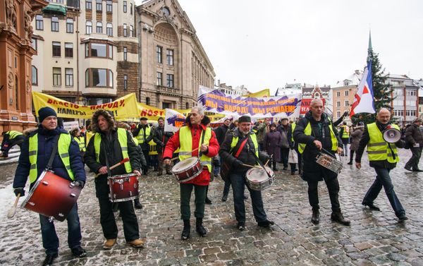 Almost 200 people joined a protest against social disparities in Latvia - Sputnik International