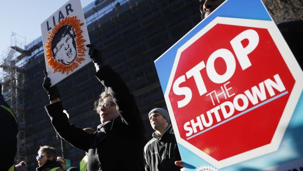 Union members and other federal employees rally to call for an end to the partial government shutdown, Thursday, Jan. 10, 2019 at AFL-CIO Headquarters in Washington - Sputnik International