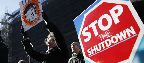 Union members and other federal employees rally to call for an end to the partial government shutdown, Thursday, Jan. 10, 2019 at AFL-CIO Headquarters in Washington - Sputnik International