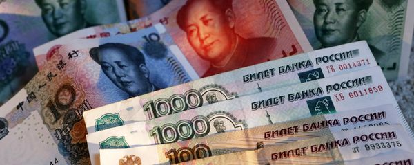 Chinese 100, 50, 20, 10 and 5 yuan bills and Russian 1,000 and 100 ruble bills - Sputnik International