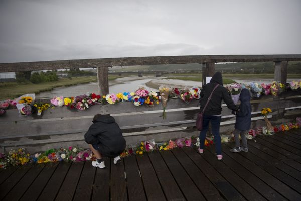 People laying flowers on a bridge overlooking the scene of the Shoreham airshow crash in August 2015 People laying flowers on a bridge overlooking the scene of the Shoreham airshow crash in August 2015 - Sputnik International