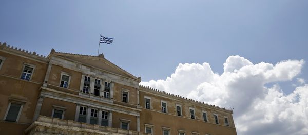 A Greek national flag flutters atop the parliament building in Athens, Greece June 29, 2015. - Sputnik International