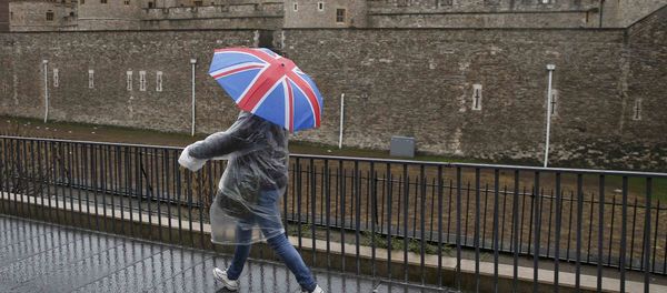 A tourist carrying a Union Flag umbrella walks in the rain during a spell of wet weather, next to The Tower of London, in London, Britain January 15, 2017. A tourist carrying a Union Flag umbrella walks in the rain during a spell of wet weather, next to The Tower of London, in London, Britain January 15, 2017. - Sputnik International