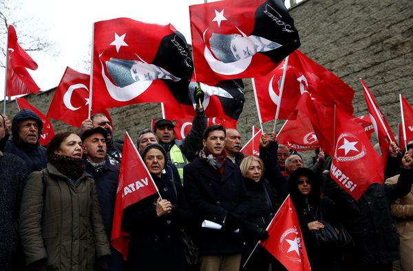 Members of Vatan (Patriotic) Party wave Turkish and the party flags during a protest against U.S. President Donald Trump near the U.S. Consulate in Istanbul, Turkey January 15, 2019 Members of Vatan (Patriotic) Party wave Turkish and the party flags during a protest against U.S. President Donald Trump near the U.S. Consulate in Istanbul, Turkey January 15, 2019 - Sputnik International
