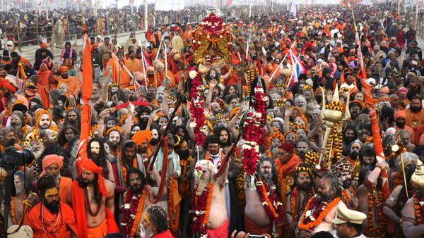 Hindu holy men arrive for ritualistic dip on auspicious Makar Sankranti day during the Kumbh Mela, or pitcher festival in Prayagraj, Uttar Pradesh state, India, Tuesday, Jan.15, 2019. - Sputnik International