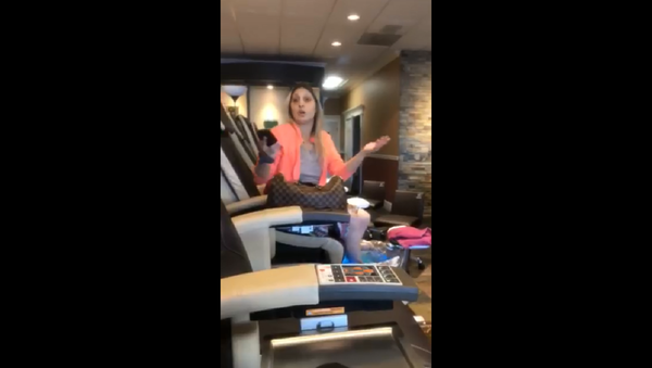 Washington State woman launch verbal attack against man at nail salon - Sputnik International