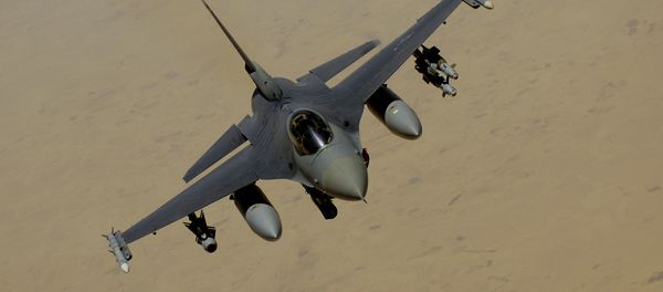 F-16 Fighting Falcon flies over Southwest Asia - Sputnik International