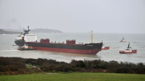 Tugs manoeuvre the Kuzma Minin, a 16,000-tonne Russian cargo ship, as attempts are made to refloat it after it ran aground off Gyllyngvase Beach in Falmouth, south west England, Tuesday Dec. 18, 2018 - Sputnik International