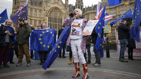Участники акции против Brexit у здания парламента Великобритании в Лондоне Участники акции против Brexit у здания парламента Великобритании в Лондоне - Sputnik International