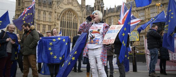 Участники акции против Brexit у здания парламента Великобритании в Лондоне Участники акции против Brexit у здания парламента Великобритании в Лондоне - Sputnik International