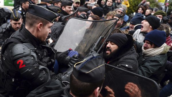 Demonstrators scuffle with police in Souillac, southern France, as police block the access to the congress hall ahead of French President Emmanuel Macron' s visit, Friday, Jan. 18, 2019 Demonstrators scuffle with police in Souillac, southern France, as police block the access to the congress hall ahead of French President Emmanuel Macron' s visit, Friday, Jan. 18, 2019 - Sputnik International