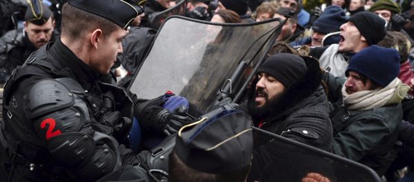 Demonstrators scuffle with police in Souillac, southern France, as police block the access to the congress hall ahead of French President Emmanuel Macron' s visit, Friday, Jan. 18, 2019 Demonstrators scuffle with police in Souillac, southern France, as police block the access to the congress hall ahead of French President Emmanuel Macron' s visit, Friday, Jan. 18, 2019 - Sputnik International