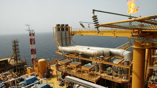 Picture taken 16 May 2004 shows the Balal offshore oil platform in the Gulf waters, in the Gulf on the edge of Qatar's territorial waters - Sputnik International