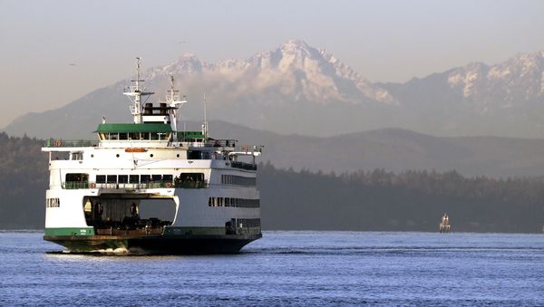 The Washington state ferry Tacoma crosses the Puget Sound in view of the Olympic mountains behind Thursday morning, Dec. 6, 2018, in Seattle.  - Sputnik International